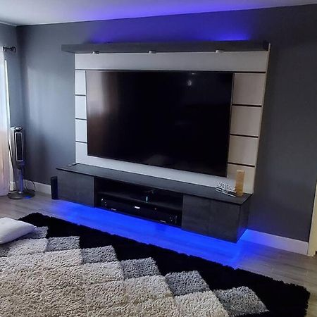 Fully Furnished, Beautiful, Spacious Two Bedroom Condo Лодърхил Екстериор снимка