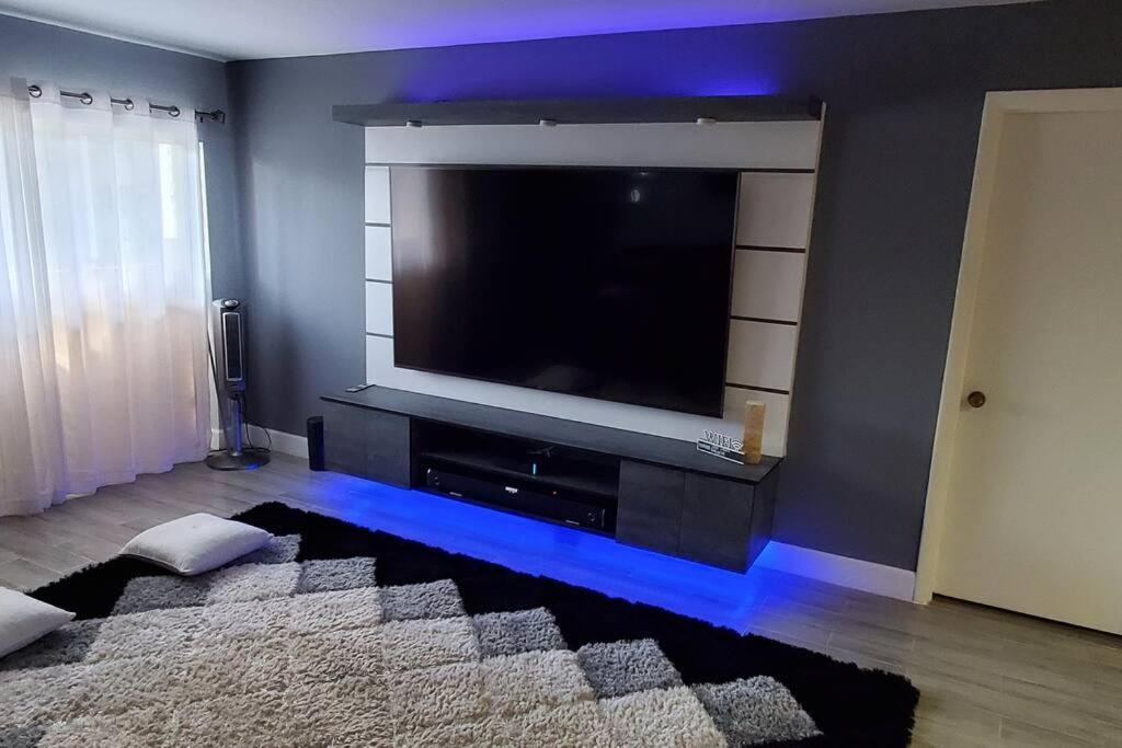 Fully Furnished, Beautiful, Spacious Two Bedroom Condo Лодърхил Екстериор снимка