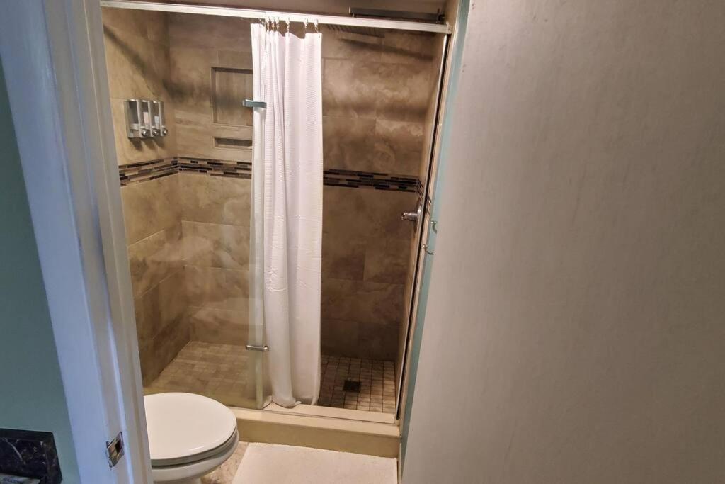 Fully Furnished, Beautiful, Spacious Two Bedroom Condo Лодърхил Екстериор снимка