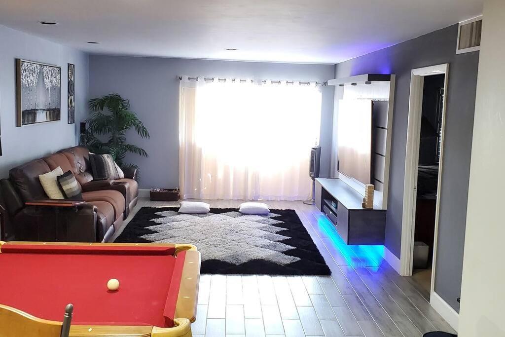 Fully Furnished, Beautiful, Spacious Two Bedroom Condo Лодърхил Екстериор снимка