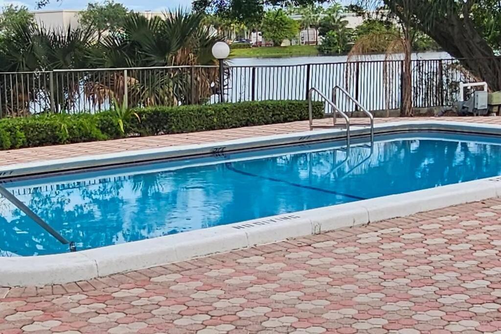 Fully Furnished, Beautiful, Spacious Two Bedroom Condo Лодърхил Екстериор снимка