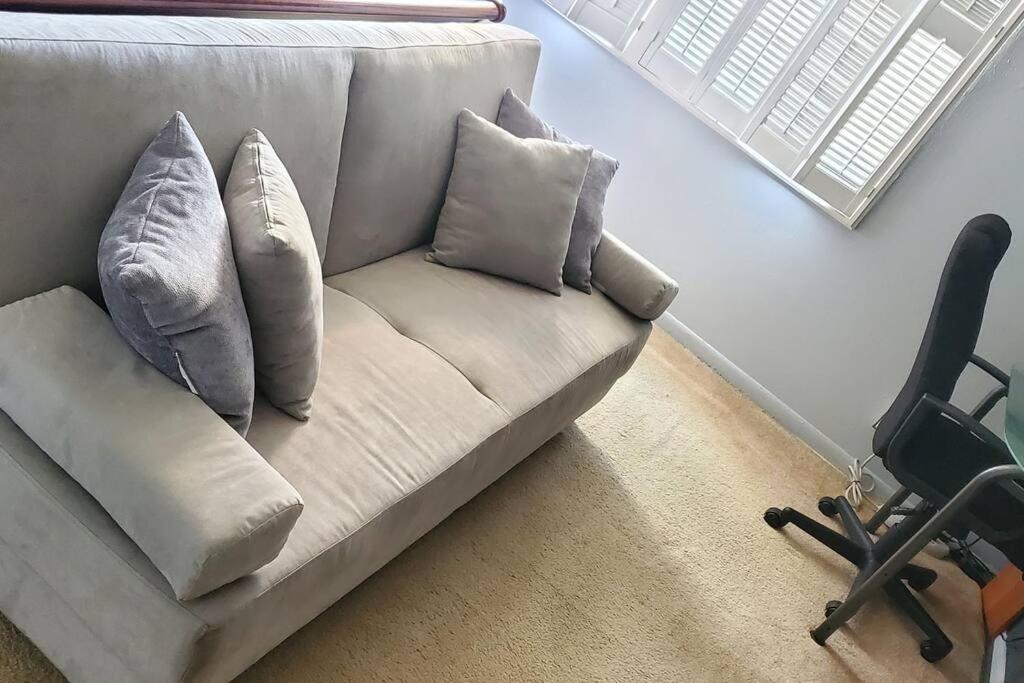 Fully Furnished, Beautiful, Spacious Two Bedroom Condo Лодърхил Екстериор снимка