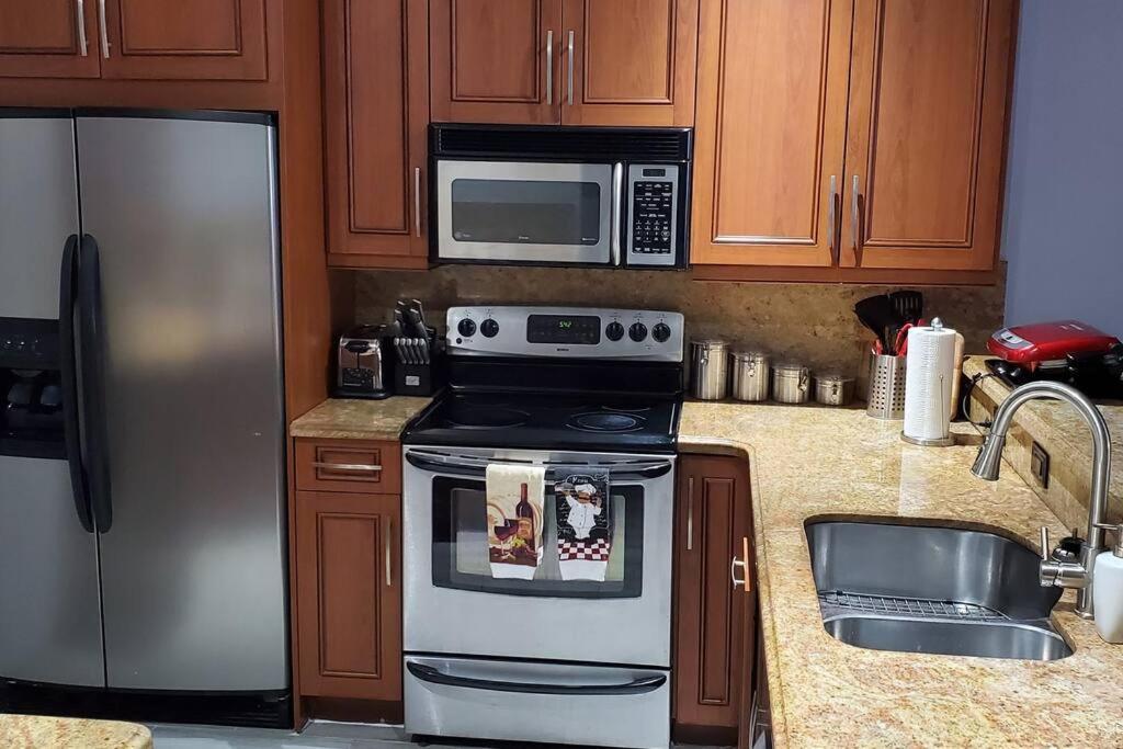 Fully Furnished, Beautiful, Spacious Two Bedroom Condo Лодърхил Екстериор снимка