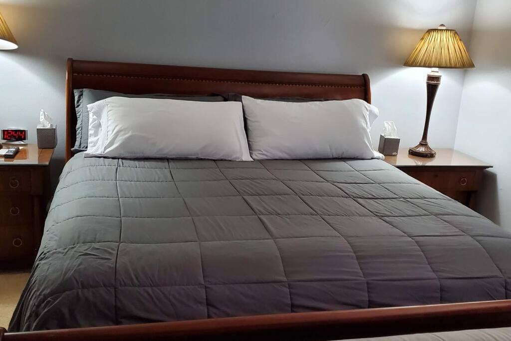 Fully Furnished, Beautiful, Spacious Two Bedroom Condo Лодърхил Екстериор снимка