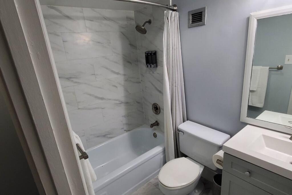 Fully Furnished, Beautiful, Spacious Two Bedroom Condo Лодърхил Екстериор снимка