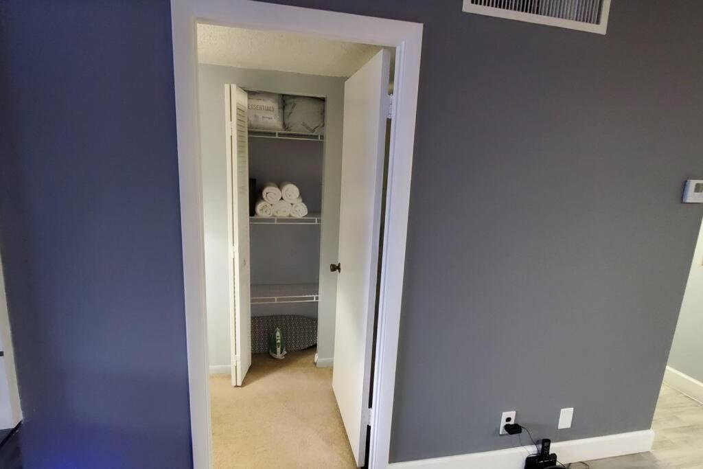 Fully Furnished, Beautiful, Spacious Two Bedroom Condo Лодърхил Екстериор снимка