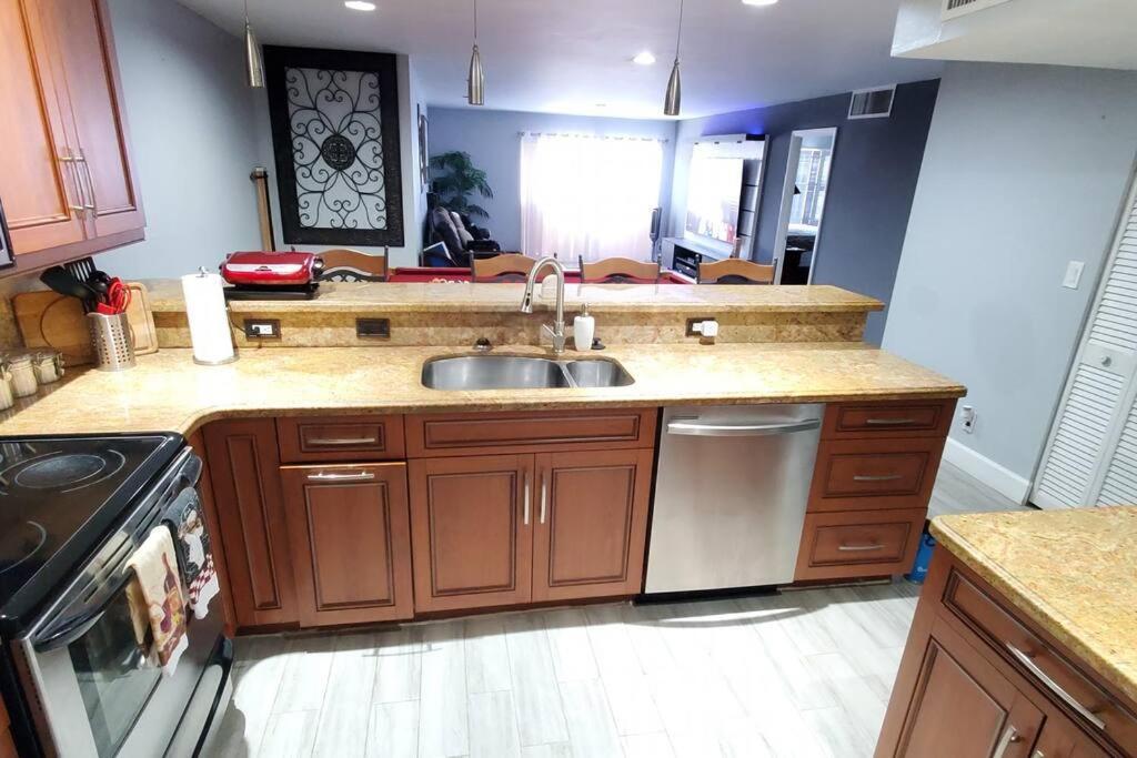 Fully Furnished, Beautiful, Spacious Two Bedroom Condo Лодърхил Екстериор снимка