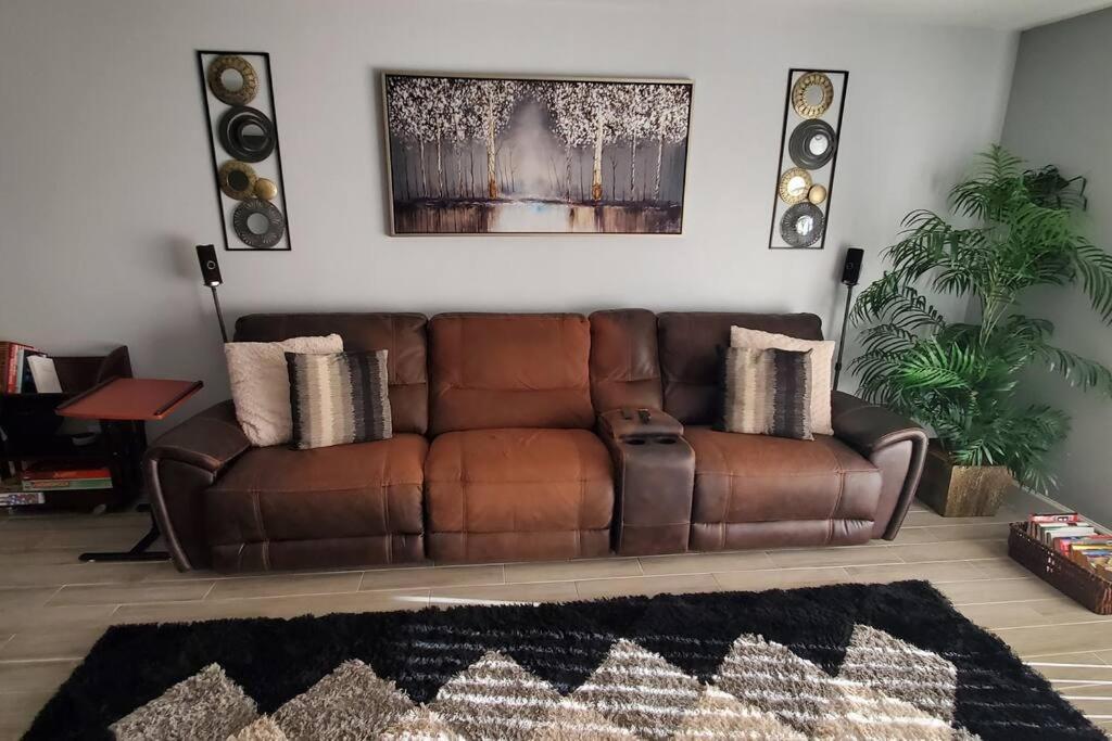 Fully Furnished, Beautiful, Spacious Two Bedroom Condo Лодърхил Екстериор снимка