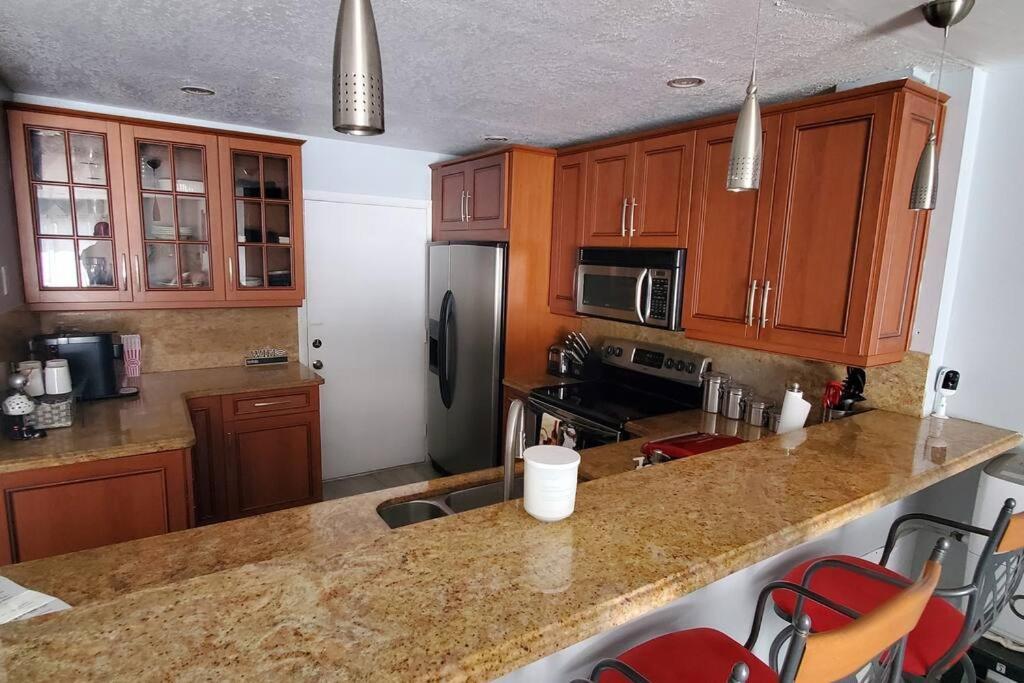 Fully Furnished, Beautiful, Spacious Two Bedroom Condo Лодърхил Екстериор снимка
