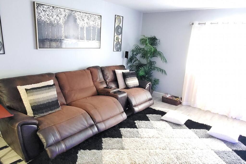 Fully Furnished, Beautiful, Spacious Two Bedroom Condo Лодърхил Екстериор снимка
