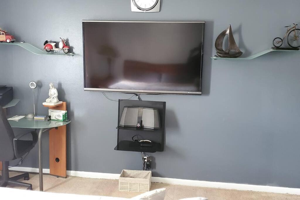 Fully Furnished, Beautiful, Spacious Two Bedroom Condo Лодърхил Екстериор снимка